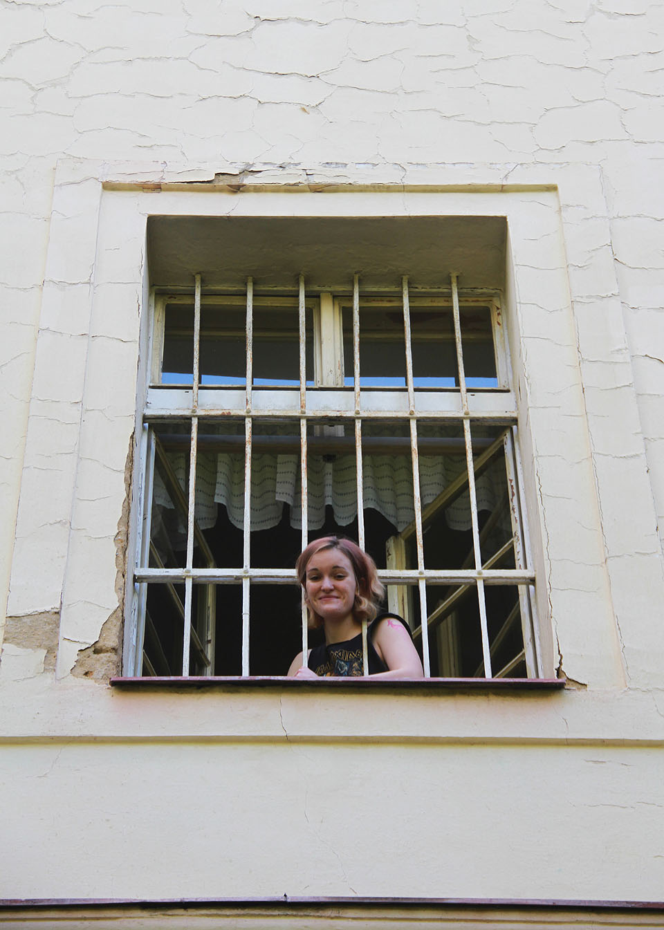 Spyro se ocitla na lůžkovém oddělení psychiatrické kliniky náhodou a vlastně omylem. Pobyla si tam nicméně několik dní, ve kterých jsem ji stihl navštívit alespoň ilegálně přes zahradu. Pomocí svázaných přikrývek mně z okna přes mříž spustila dopis a já jsem jí zase poslal nahoru poslední číslo Bobří stopy.