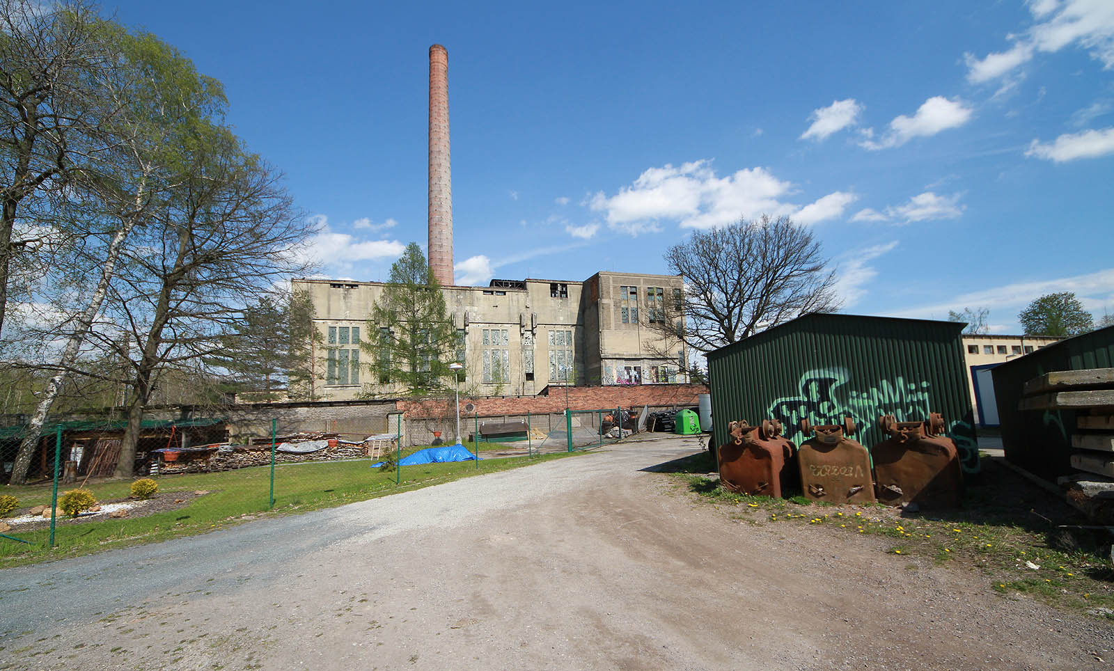 Pozůstatky dolu Schoeller (též Schöller, Nejedlý či Klement Gottwald), ve kterém se uhlí těžilo rovných 100 let (1902–2002). Důl byl posledním místem na Kladensku, kde probíhala těžba. Již dvacet let je tu klid. Zhruba v tomto prostoru také začínala šternberská úzkorozchodná železnice, cíl naší cesty. Narozdíl od 600 mm důlních „huntů“ na fotce měla rozchod 700 mm.
