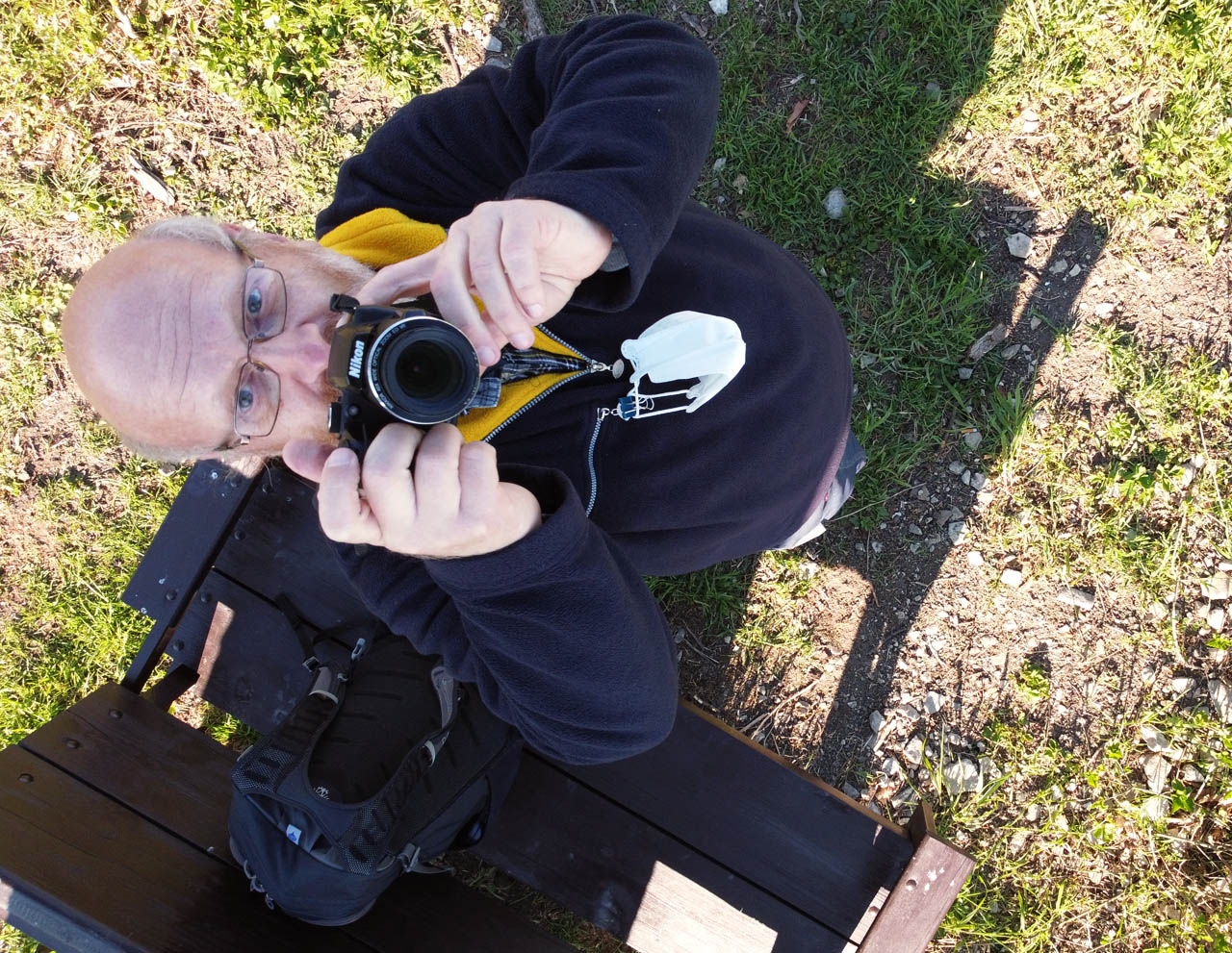 (Focení z) dronu neunikl ani Alpín. Pokusil se letoun sice sestřelit svým protileteckým <s>kanónem</s> Nikonem, avšak bezúspěšně. 