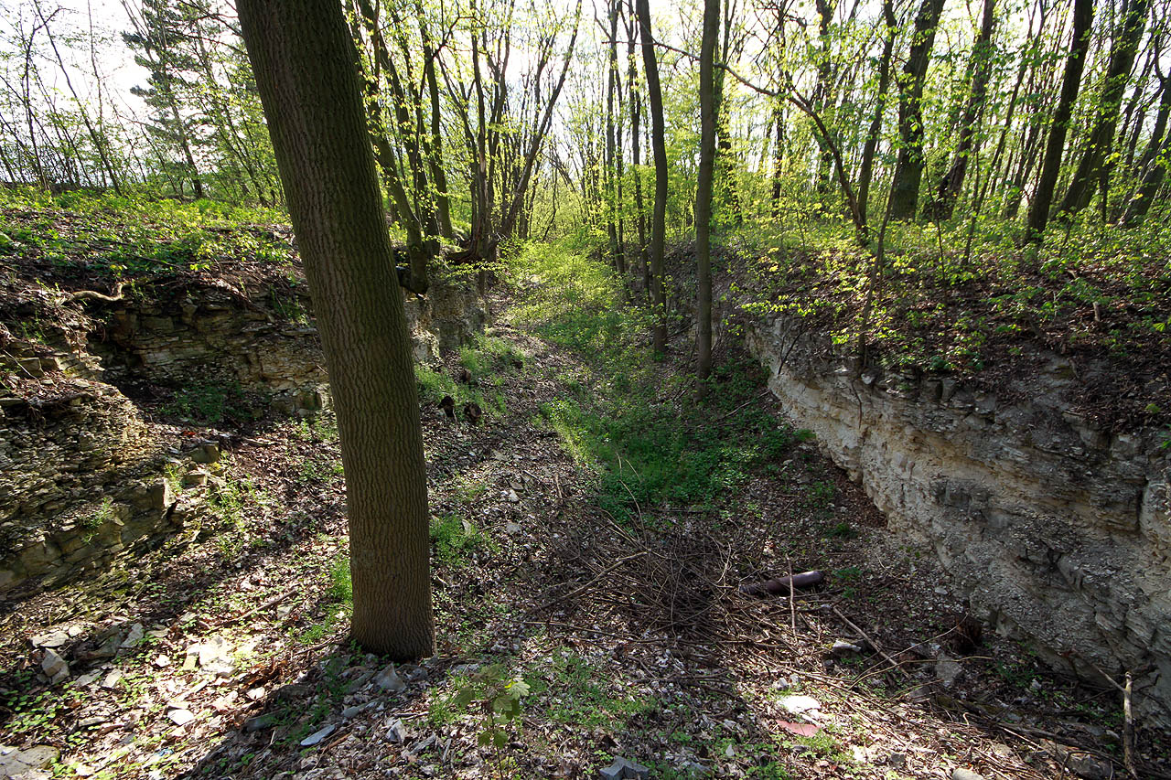 Pravděpodobně nejzajímavější částí drážky byl skalní zářez před Smečnem. Ve zvláštním kaňonu, vyhloubeném v nesourodé hornině tu vlaky projížděly krajinou jako někde na Divokém západě.