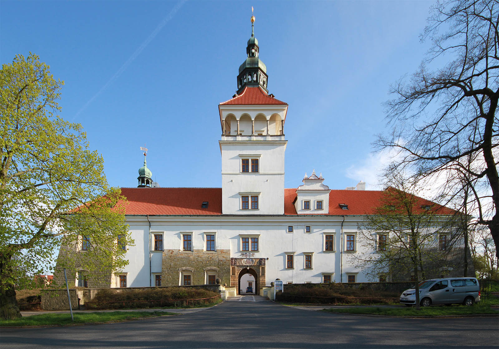 Smečenský zámek, ke kterému odbočka mj. také vedla, dnes slouží jako stacionář pro invalidy. Alpín tu měl kamrády, ale zapomněl, jak se jmenovali.
