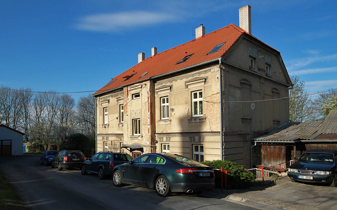 V nenápadné bytovce na ulici U Zámku 288 by nádražní budovu asi hledal jen málokdo…