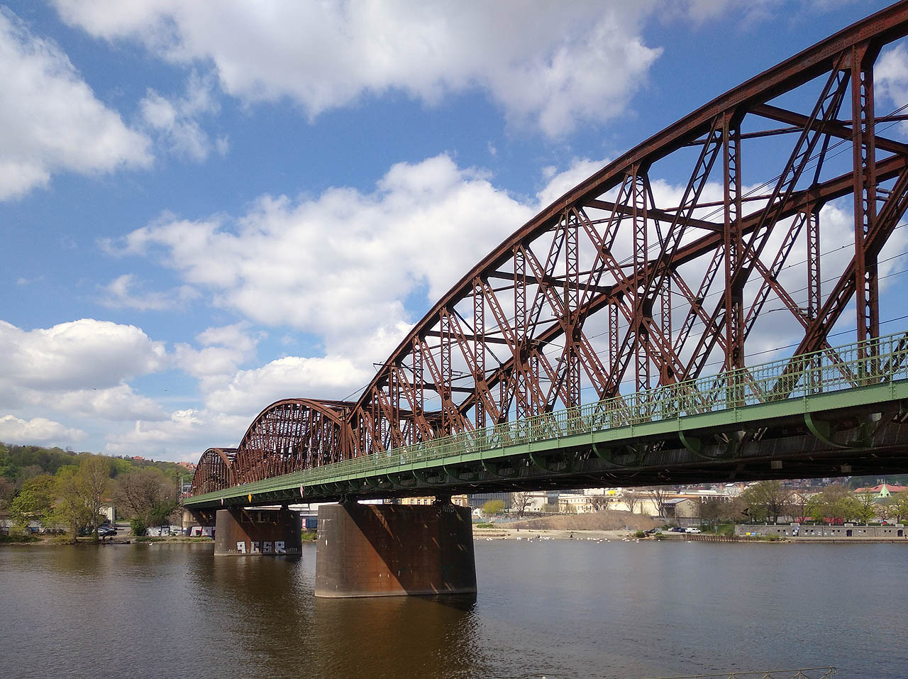 Vyšehradský železniční most slouží i pěším a já jsem se díky němu dostal na levý břeh Vltavy. Pražáci jej hodlají za pár let zbourat, protože byli líní ho natírat a tak jim zrezavěl. Nám to nevadí, čím víc toho v Praze zbourají, tím víc se budou jezdit lidi dívat na pěkné stavby k nám do Brna.