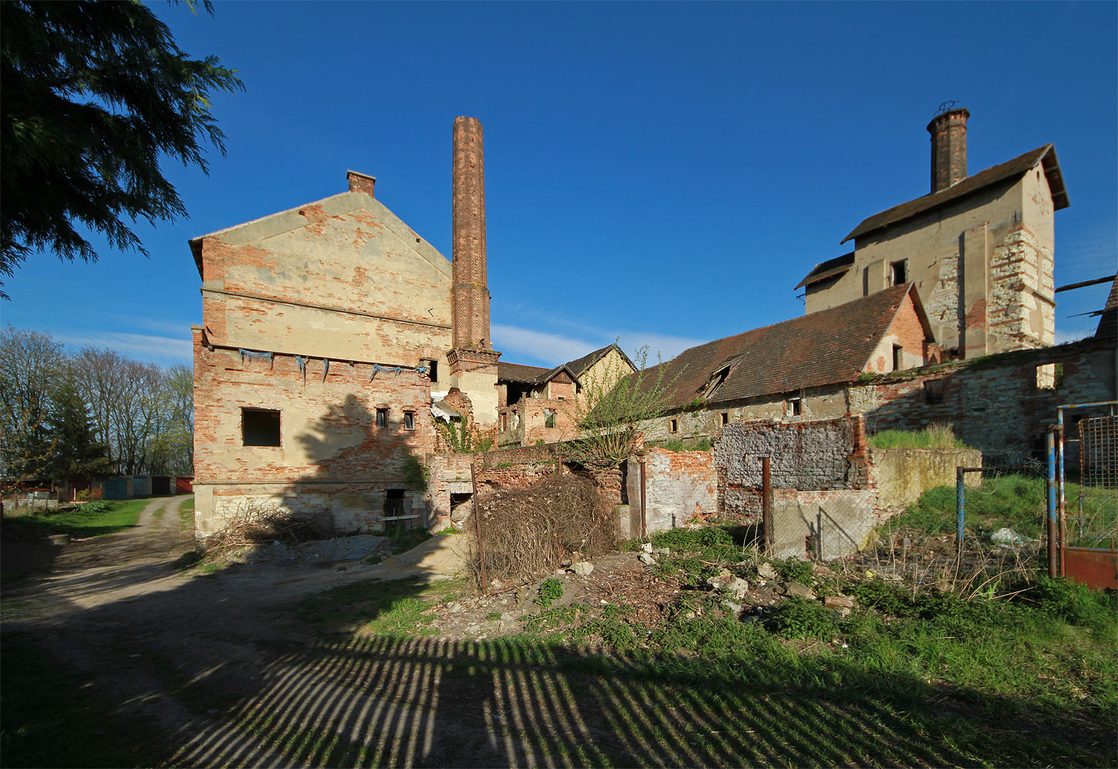 Uhlí z dolu Schoeller mířilo mj. do tohoto pivovaru ve Smečně. T.č. fenomenální ruiny.