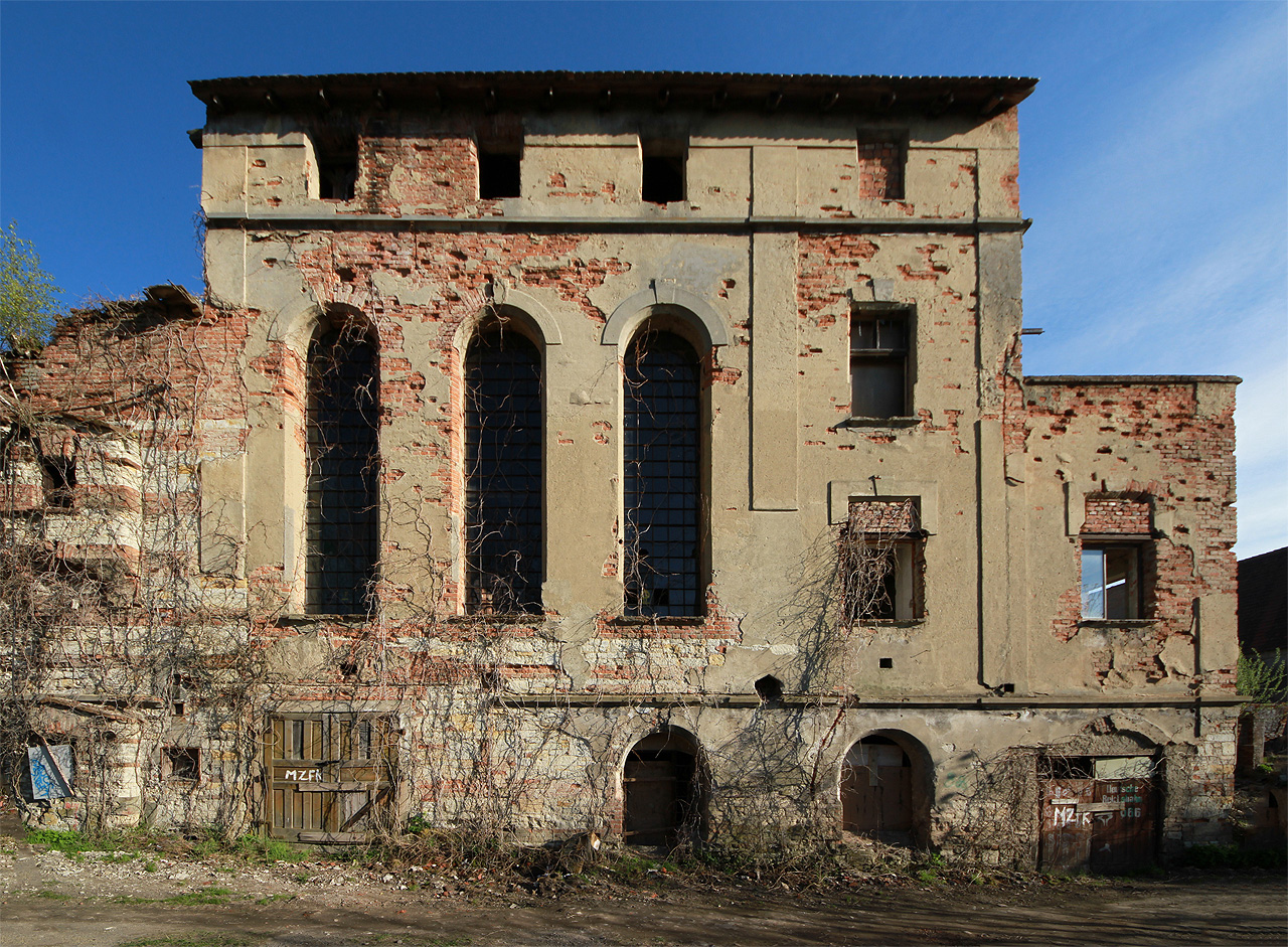 I jen pouhá představa bafajících parních mašinek s vagóny loženými uhlím pod přísnými, takřka gotickými okny pivovaru s vůní dýmu a sladu rozechvívá naše mysli romantickým opojením. Nebo tak nějak by to řekl Alpín, kdyby ho už nebolely nohy.