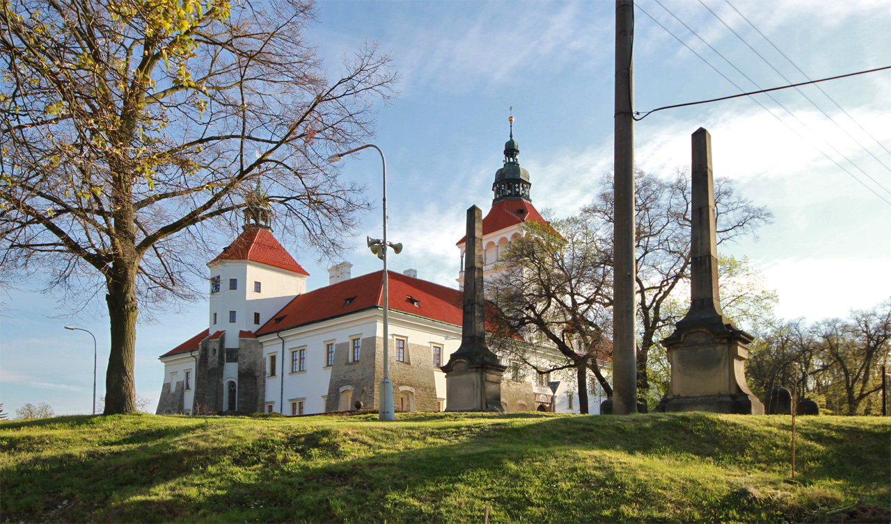 Slunce se nicméně kloní k západu a my protentokrát opouštíme plán, dojít až do Slaného, a vydáváme se na autobus. Zamíříme sem ještě jednou, projít druhou větev drážky vedoucí skrze malebný kraj bývalého panství Šternberků.
