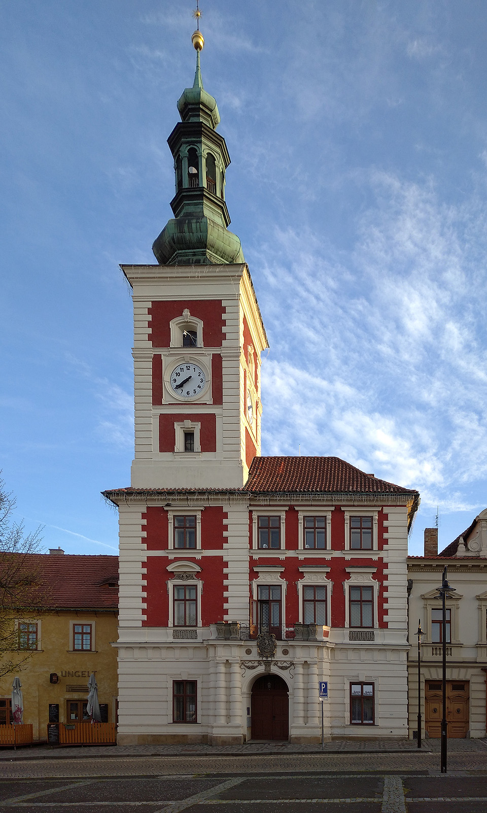 Kráskou přestávku ve Sleném věnujeme návštěvě náměstí s hezkou radnicí, kterou jsme doposud ani jeden neznali.