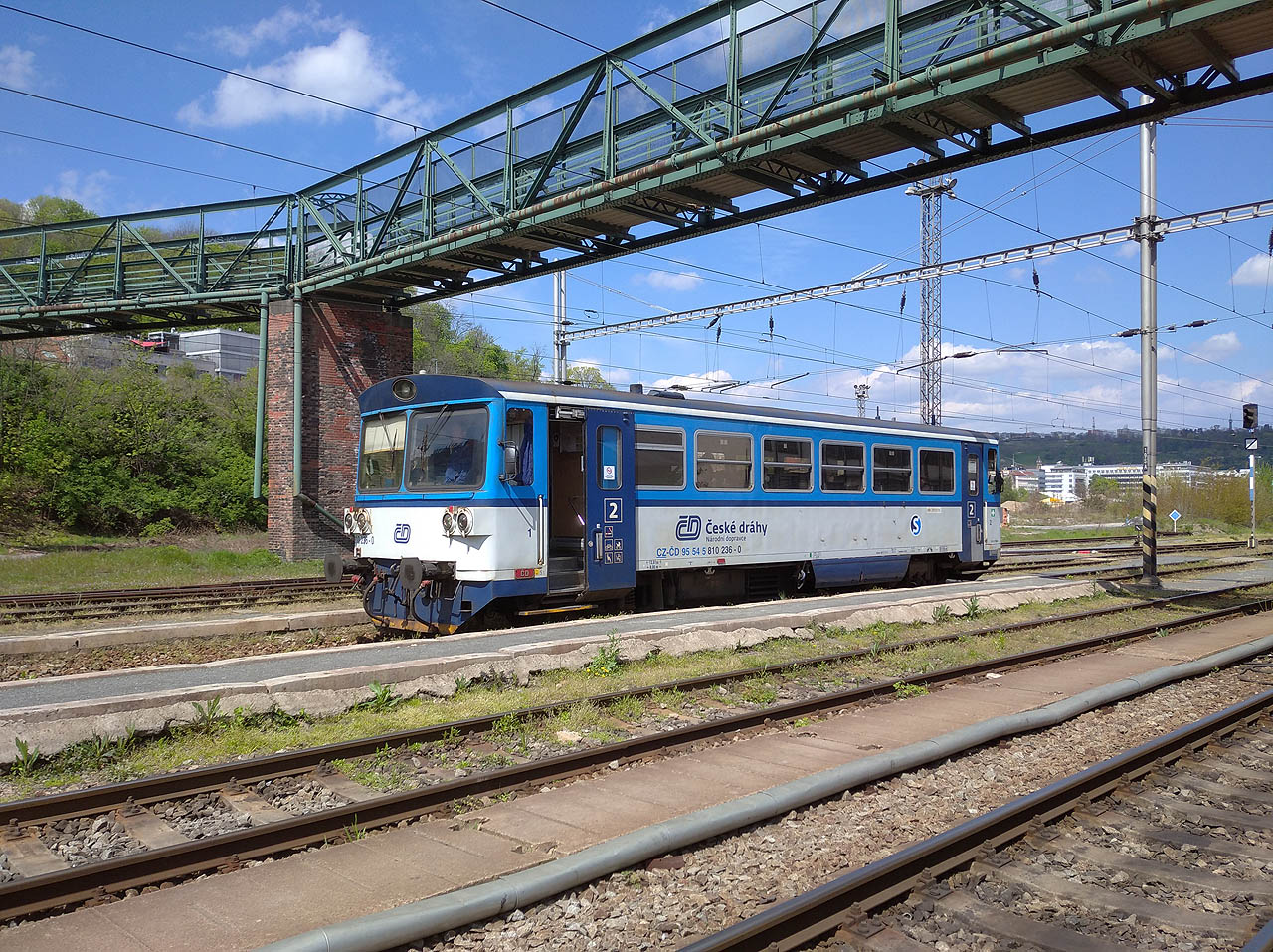 Další zaniklopu pražskou železniční zajímavostí bylo nádraží <a href="/Tema/Praha-Smíchov severní nástupiště (žst)">Praha-Smíchov severní nástupiště</a>, které se sice nacházelo uvnitř větší stanice <a href="/Tema/Praha-Smíchov (žst)">Praha-Smíchov</a>, ale mělo vlastného výpravčího s tavěly tu jen vlaky projíždějící Pražským Semmeringem.