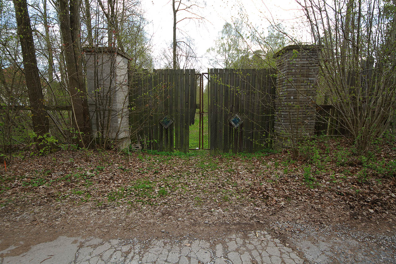 Vaňkovka je nejen název brněnského obchodního domu (který se kryje názvem galerie), ale taky uzavřeného černouhelného dolu v <a href="/Tema/Kamenné Žehrovice">Kamenných Žehrovicích</a>. Oba objekty se jmenují podle téhož majitele, Fridricha Wanniecka, brněnského německého podnikatele z 19. století, který proslul mj. intenzivní podporou německého živlu na Moravě. Z pomezí Tuchlovic a Kemnných Žehrovic jsme spatřili alespoň bránu bývalé vlečky do dolu Wannieck - dnes si lze jen s obtížemi představit, že tohle docela obyčejnou brankou za humny kdysi projely tisíce vagónů s uhlím.