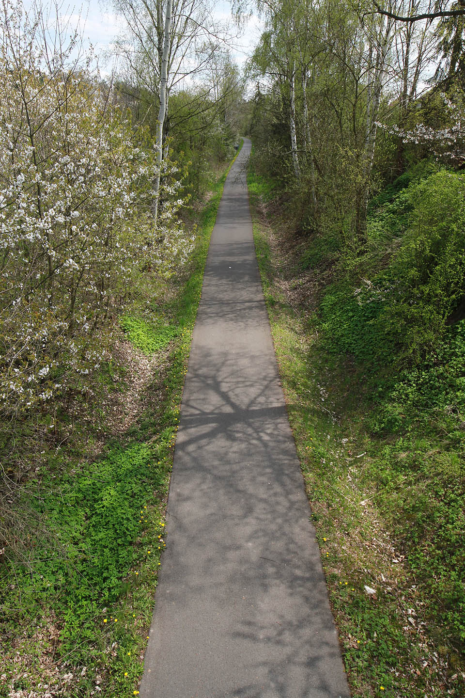 Pozůstatky velkoryse pojaté vlečky z Kamenných Žehrovic do dolu Tuchlovice dnes slouží cyklostezce.