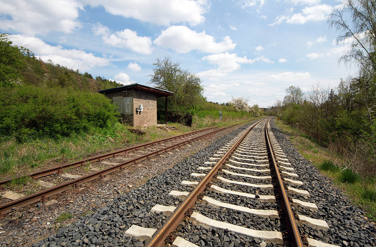 Poslední doposud existující vlečka z <a href="/Tema/Kamenné Žehrovice (žst)">Kamenných Žehrovic</a> vede na sever k bývalému dolu Schoeller, který byl s dolem Wannieck propojen podzemím. Vydáme se po jejích kolejích, abychom dospěli ke konci původní úzkokolejky ze <a href="/Tema/Slaný">Slaného</a>, která z téhož dolu odvážela uhlí do <a href="/Tema/Smečno">Smečna</a> a dalších míst na Šternberském panství.