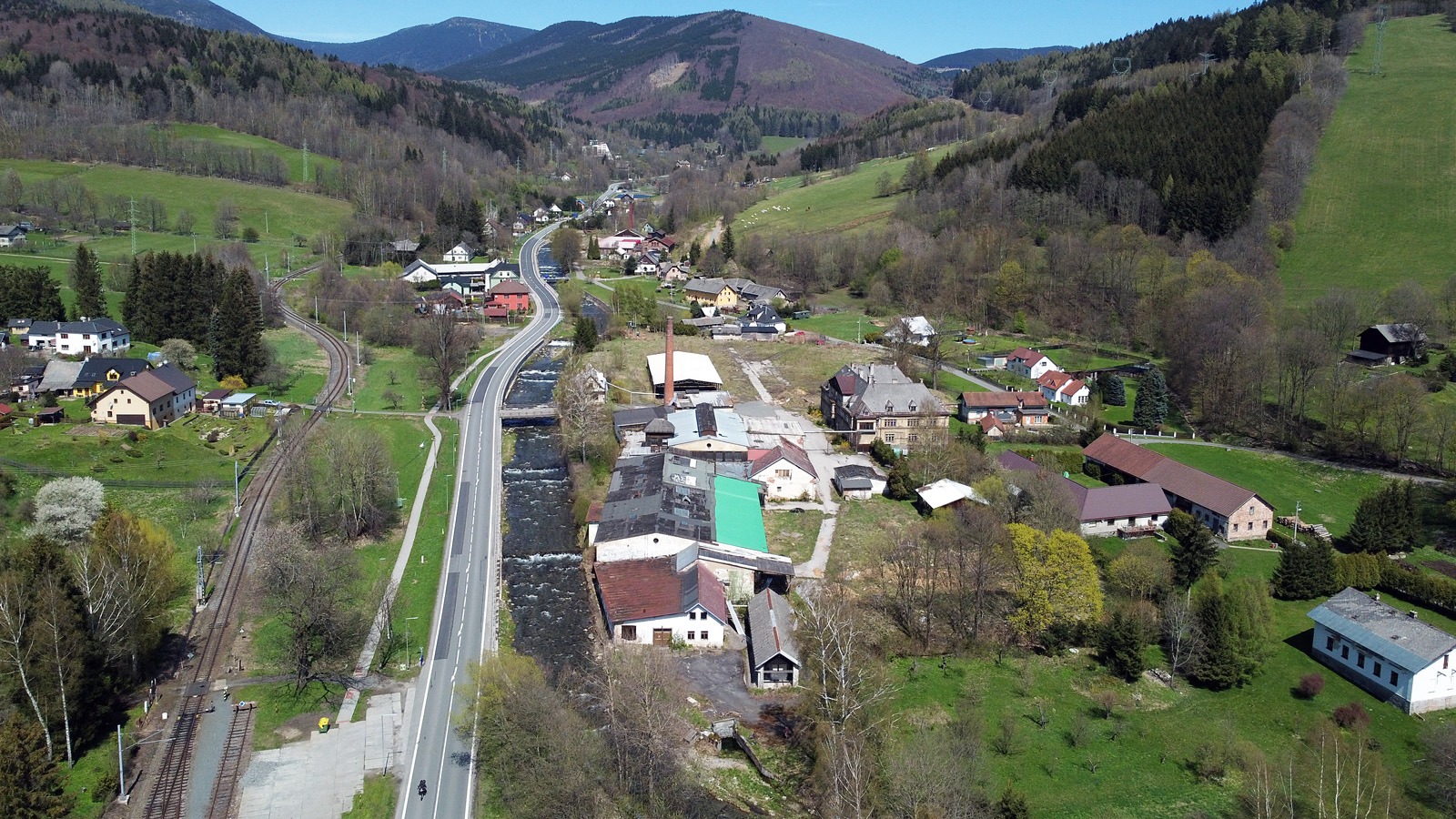 Rejhotice jsou dnes součástí Loučné nad Desnou. O krásné továrny na břehu Desné tu v posledních 150 letech nebyla nouze, až dnes je začínají nahrazovat stavby pro turisty.