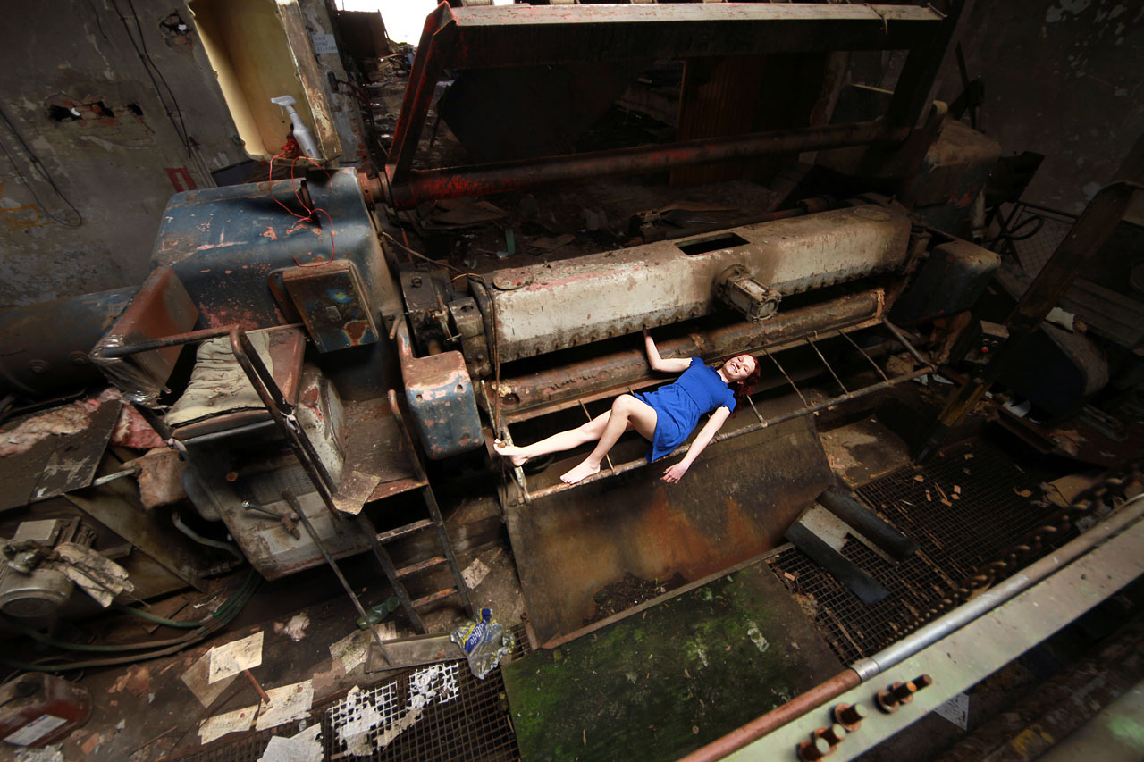 Tudy zřejmě ze stroje vyjížděla nakrájená dýha z kmene jednoho z jesenických stromů. Z lesa to sem není daleko.