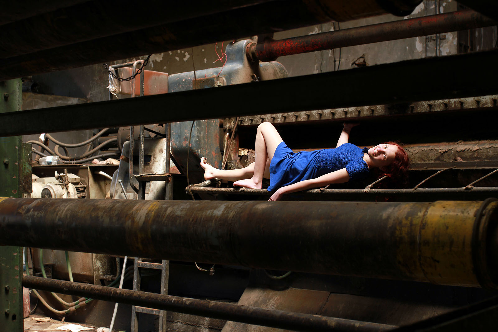 Teď se tu nahřívá modelka pod střechou rozpálenou květnovým sluncem.