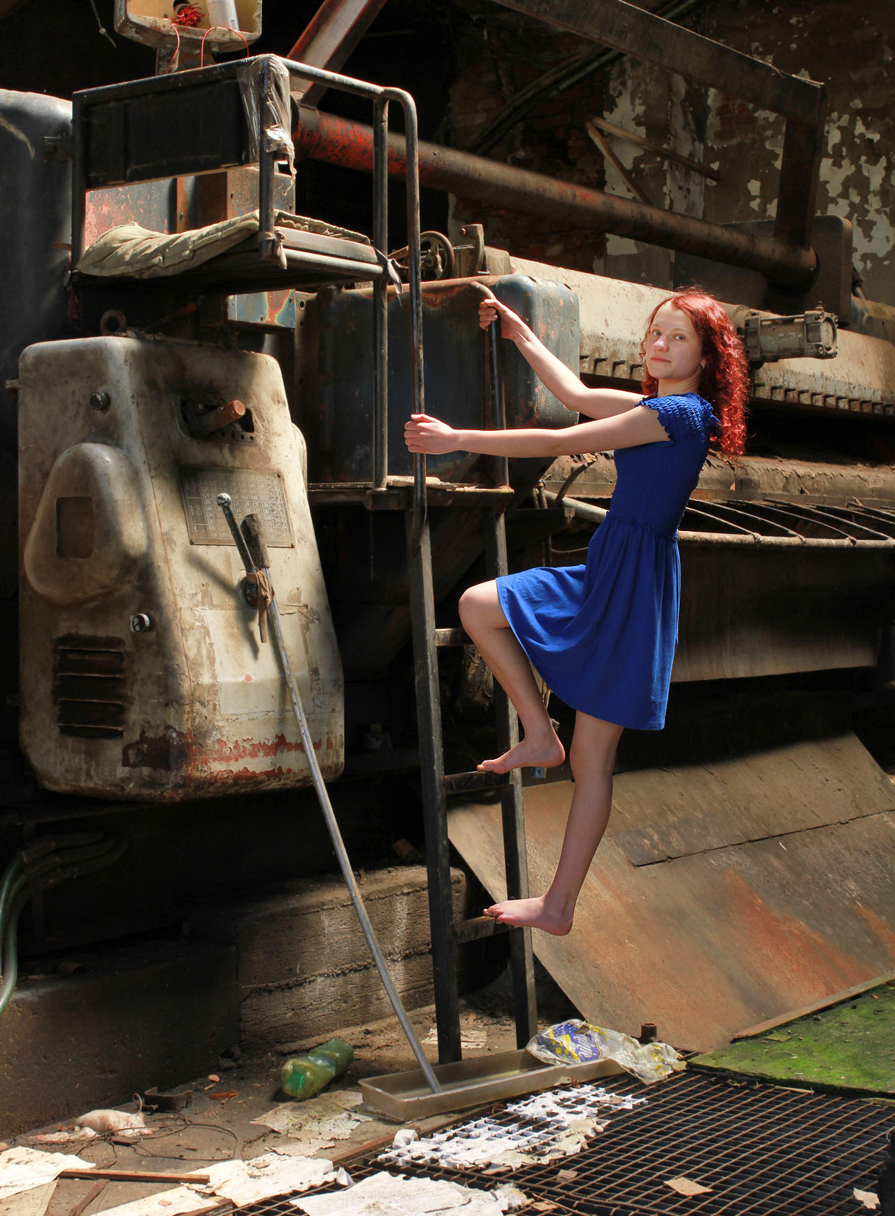 Měděně zářící vlasy se Barči k opuštěné technice hodily.