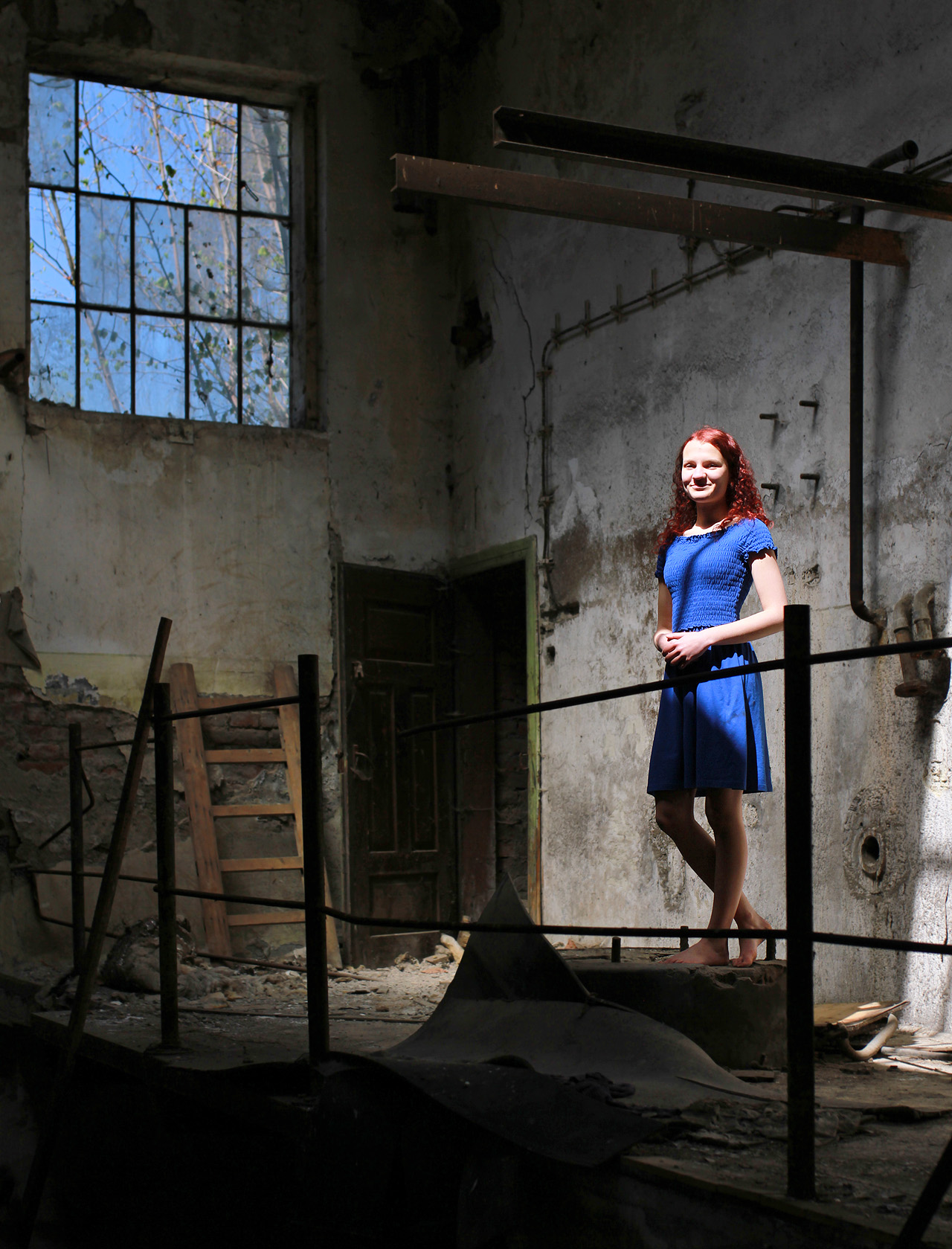 Potutelný úsměv v místnosti nad bývalou turbínou, která zdejší stroje poháněla před rozšířením všeužitečné elektrárenské sítě.