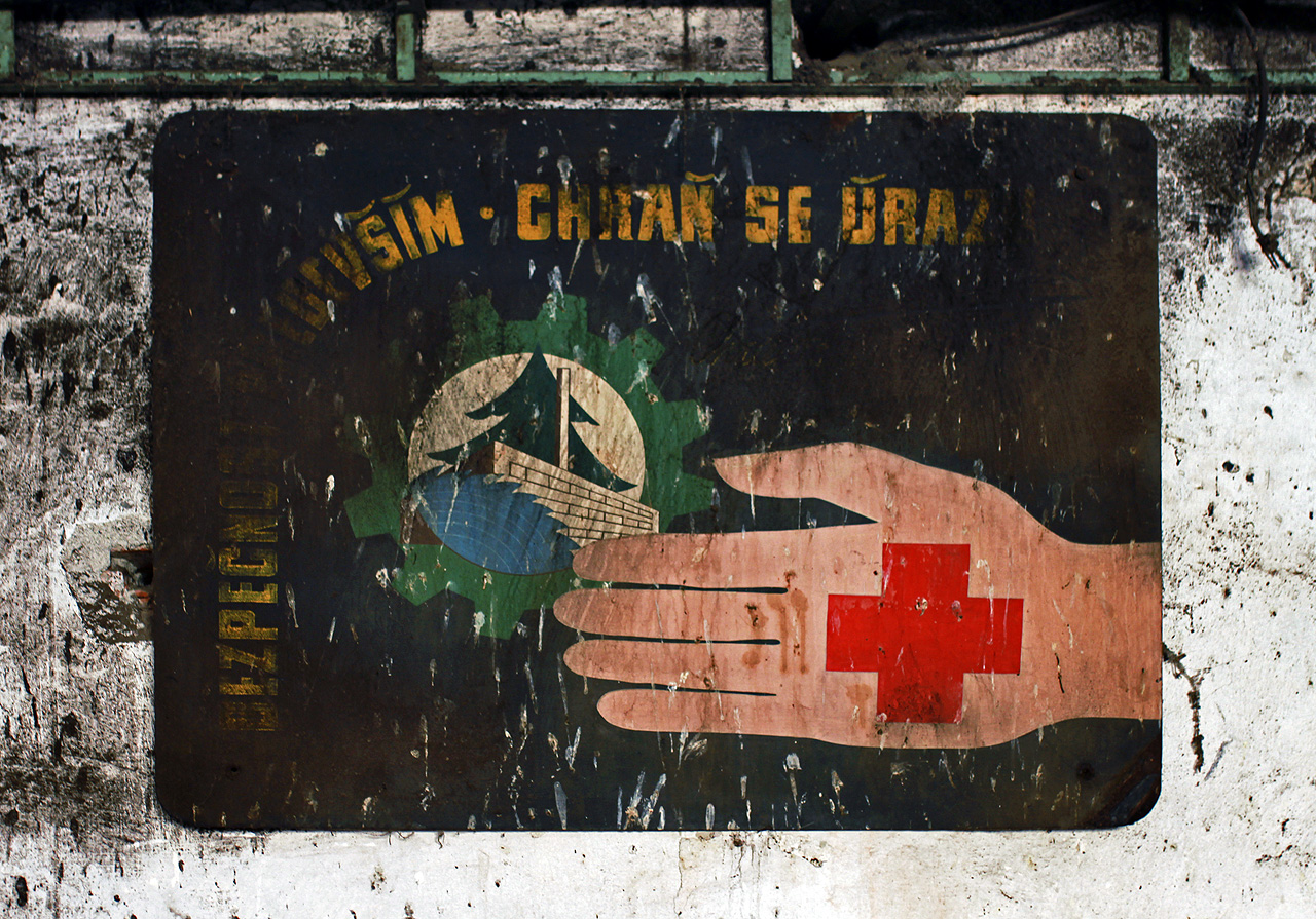 Bezpečnost především. Chraň se úrazu. Třeba, když místo pod nohy, koukáš na tuhle ceduli.