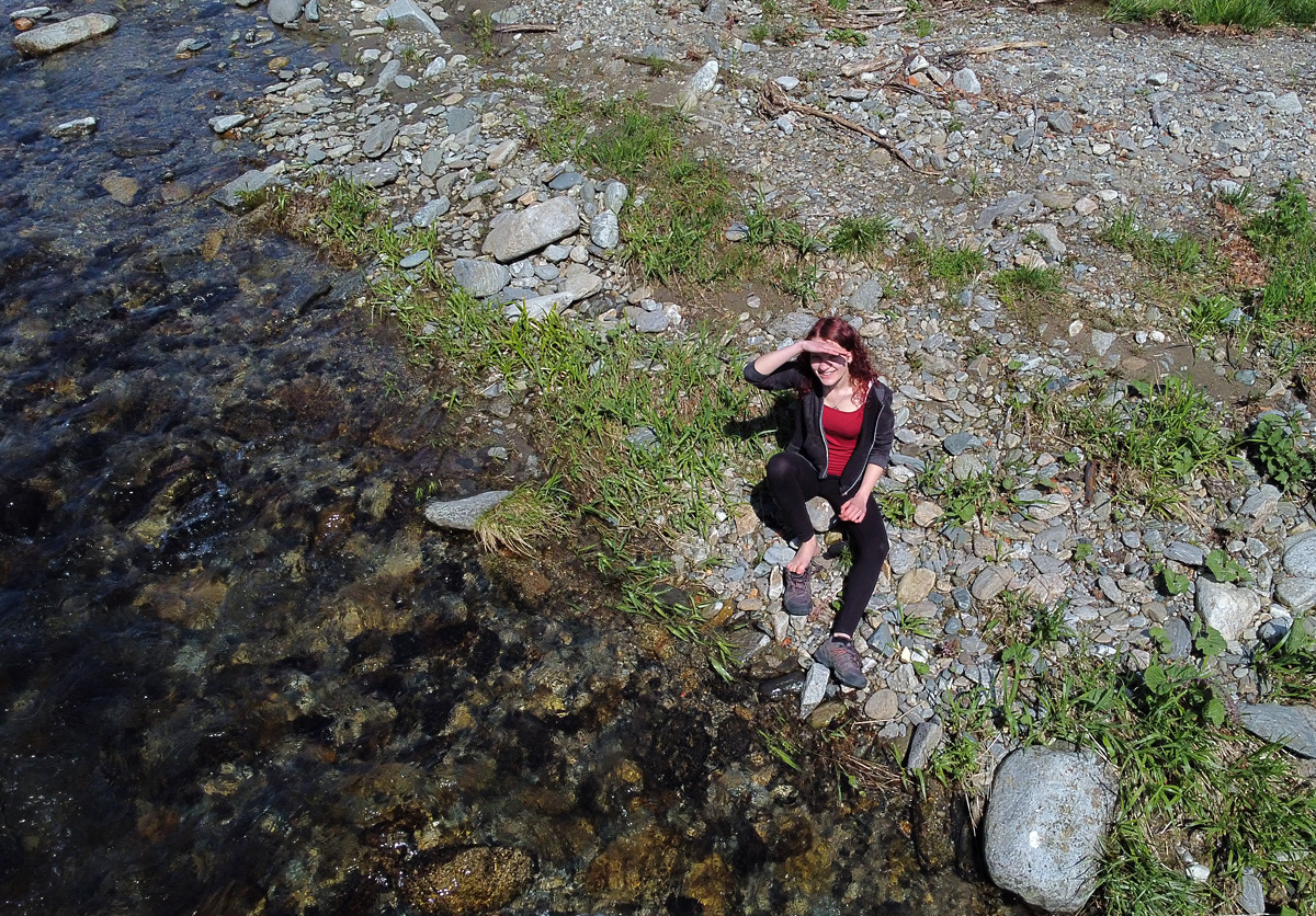 Focení nám zabralo přes tři hodiny. A pěkně jsme se u něj v opuštěné fabrice zašpinili. Zatímco já ještě droním, Barča se umývá v řece.
