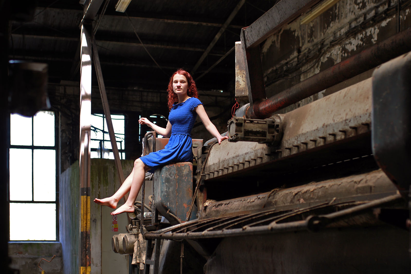 Barča je v modrých šatech nepřehlédnutelná. Vlastně se od ní oči odtrhávají docela těžko.