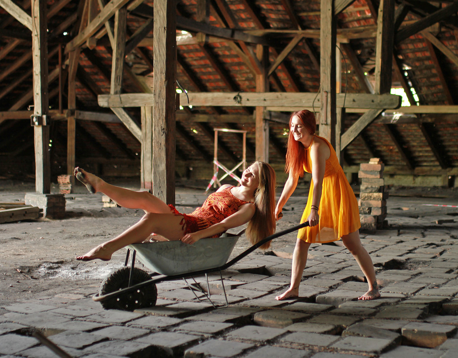 Vápenka v Grygově a děvčata, která si prohodila barvu šatů a vlasů.