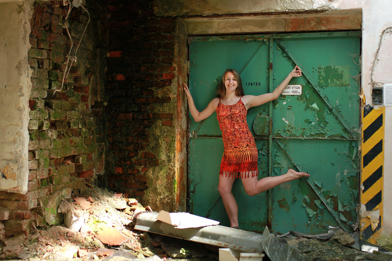 Kola spěchá v I. patře z výtahu.