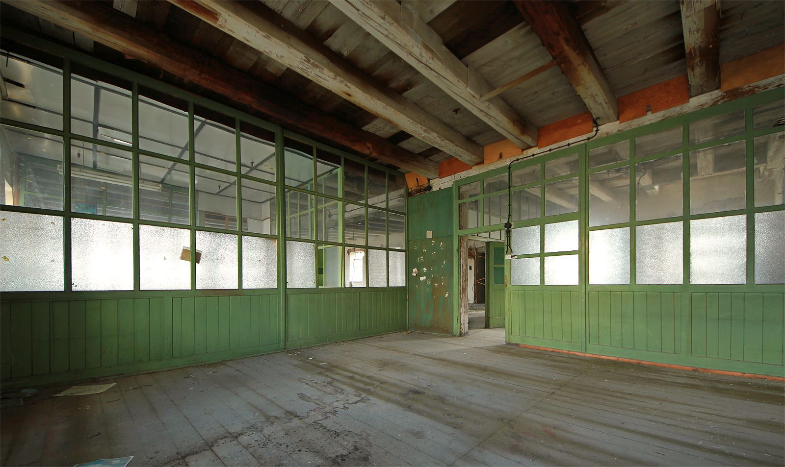 Interiér mlýna na ponorné řece. Vlastně spíš náhonu než řece a vlastně spíš textilky než mlýna.