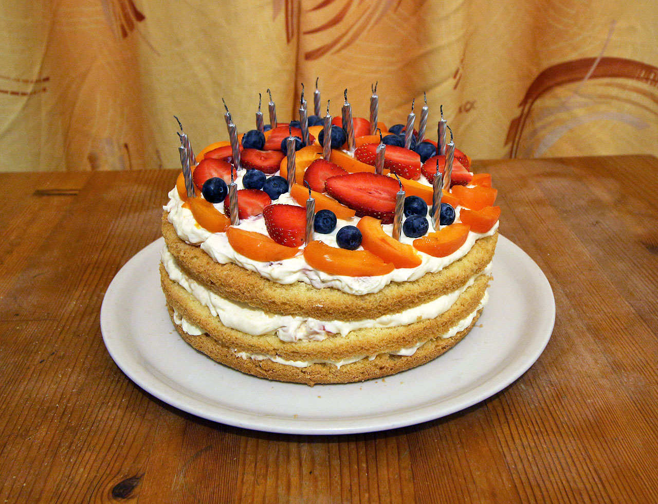 Dort s 24 svíčkami byl krásný, pečený a se třemi druhy ovoce! Mockrát děkuji!