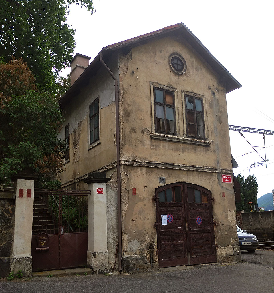 Romantické domky kolem dráhy na ulici Červený Vrch.