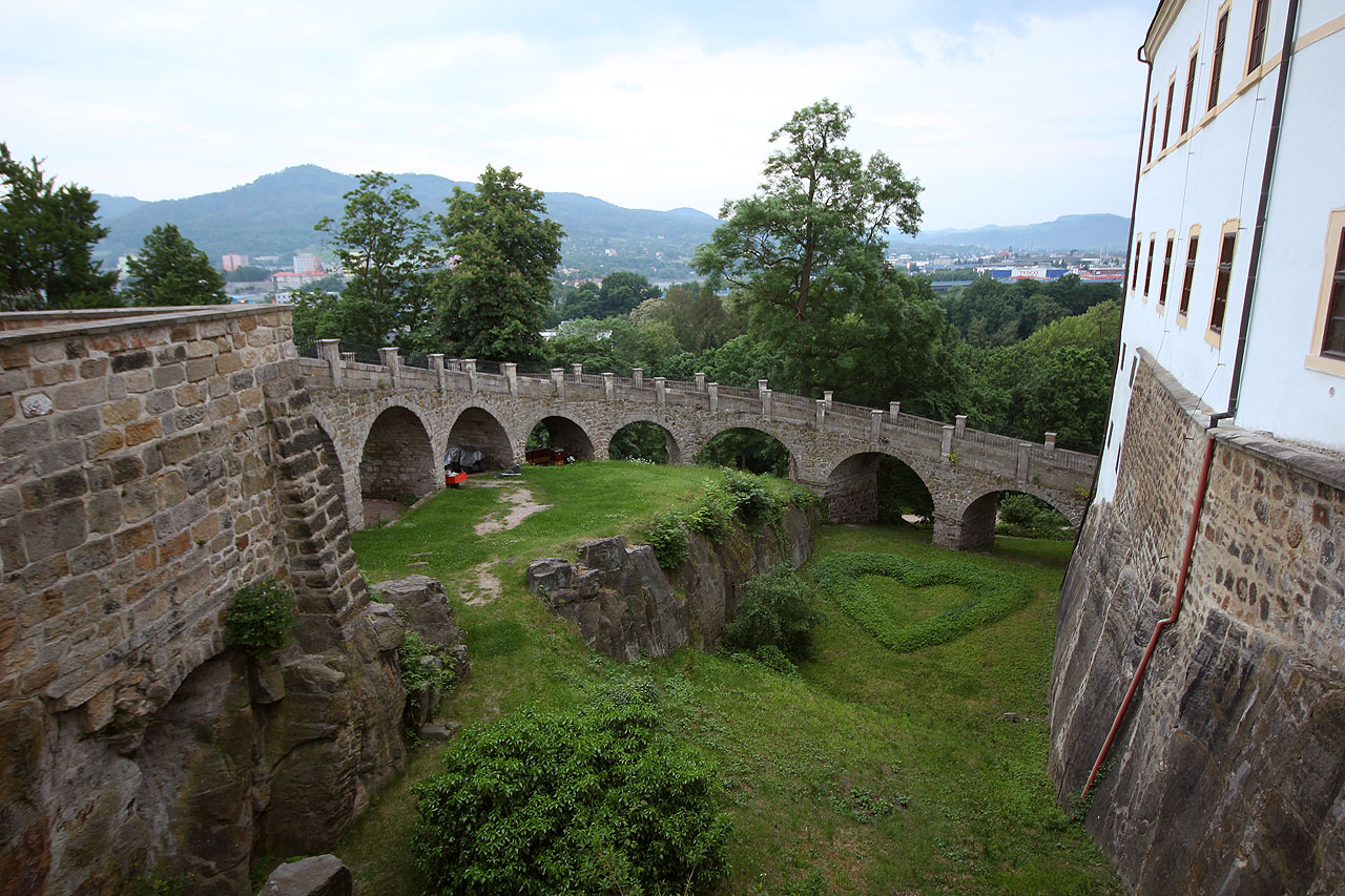 Když jsme na ten zámek koukali dvě hodiny při výstupu na Pastýřskou stěnu, zašli jsme se tam pak podívat i osobně. Jednak tam byli zajímaví pávi, druhak Honzův hlavní cíl - pivovar s lakonickým názvem Sever.