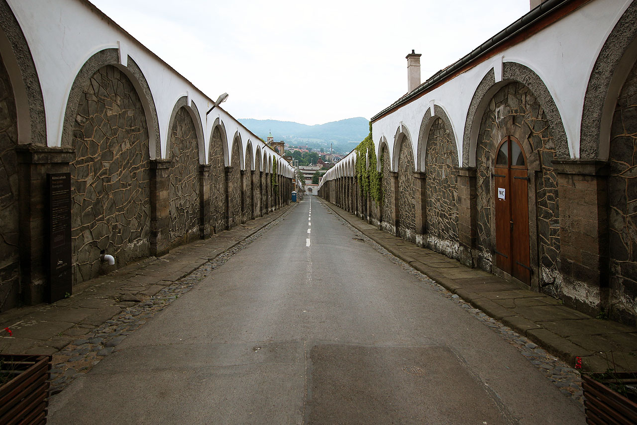 Neobvyklé arkády mezi zámkem a městem daly název ulici Dlouhá jízda.