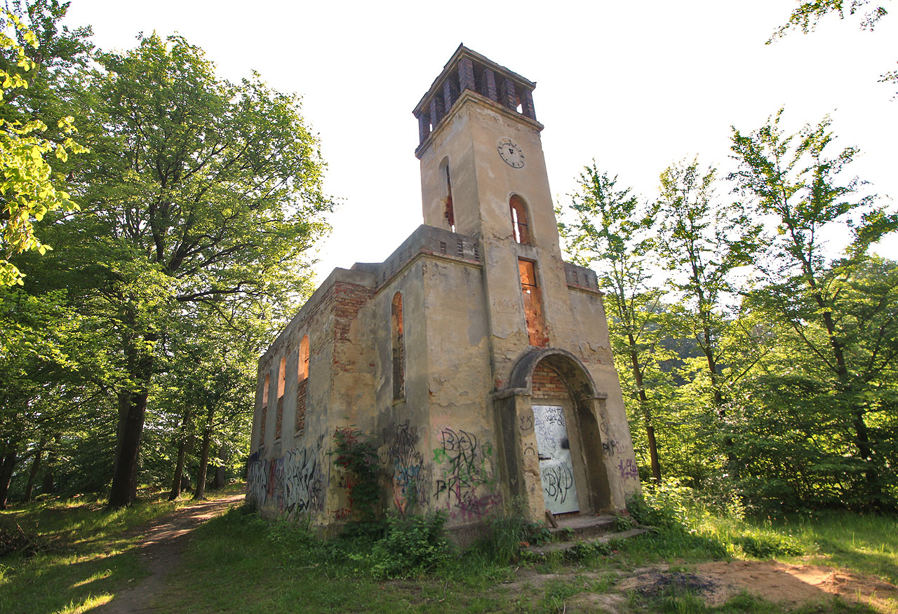 Starokatolický kostel z roku 1934 sice přežil socializmus ale dnes chátrá.