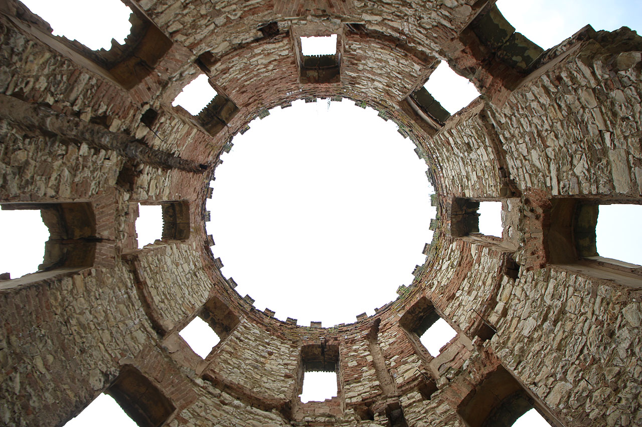 První zajímavou zastávkou byl opuštěný hrádek Windsor u <a href="/Tema/Siřejovice">Siřejovic</a>, na dohled od <a href="/Tema/Ústí nad Labem">Ústí nad Labem</a>.