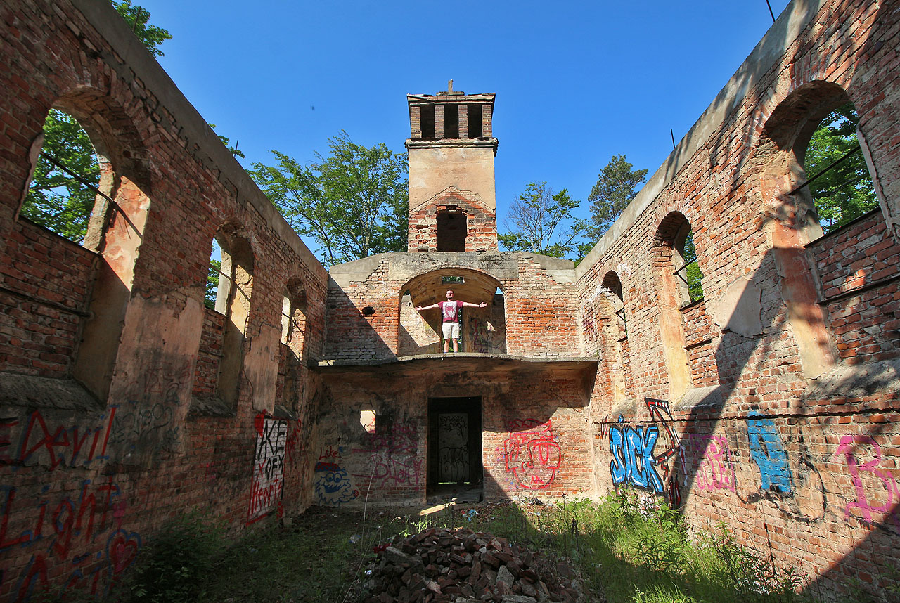 Ranní bohoslužba pod modroskvoucím nebem.