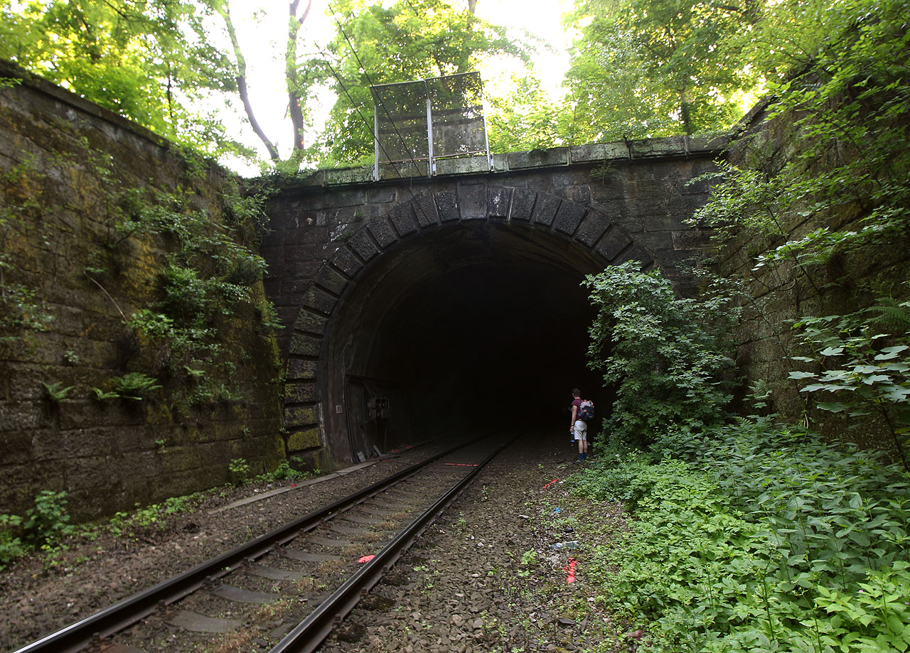 A když mluvíme o mostu, nemůžeme zapomenout na jednokolejný <a href="/tema/Děčínský tunel">Děčínský tunel</a>, po kterém se k němu dostávají vlaky z úžasného <a href="/Tema/Děčín východ (žst)">východního nádraží</a>. Tudy se nejlépe dostaneme zpátky k městu.