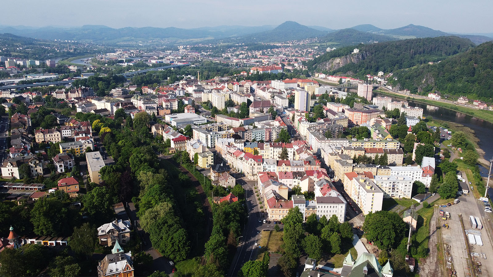 Tolik zajímavostí na jednom místě mě nenechalo chladným a z historick=ého batohu jsem vytáhl naprosto moderní dron. DJI Fly Mini I mně sloužil dobře ještě další čtyři měsíce, než zahynul za dramatických okolností ve Španělsku.