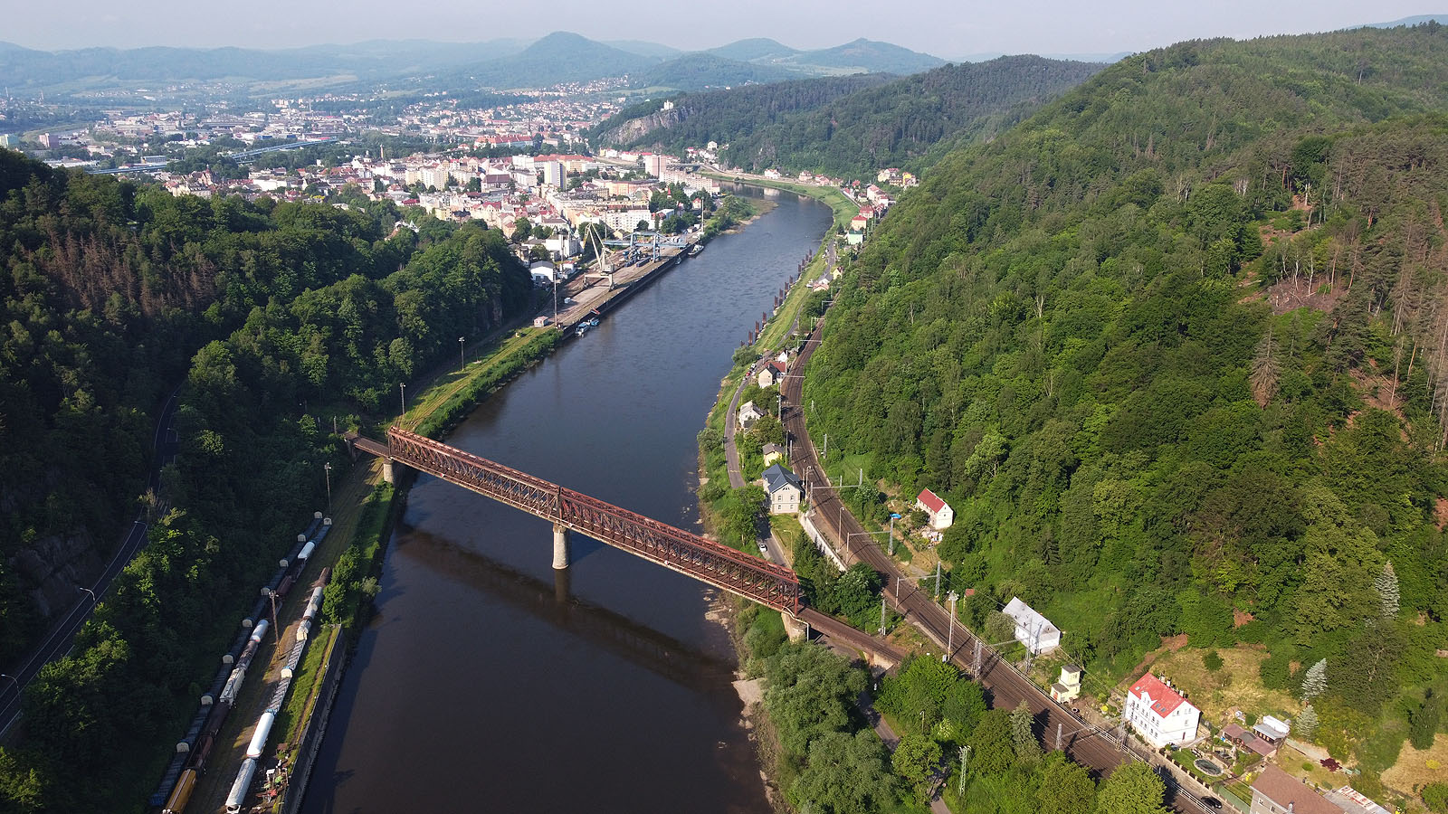Ještě jednou pohled na děčínský železniční most, tentokrát shora a od severu k jihu (v pozadí Děčín).