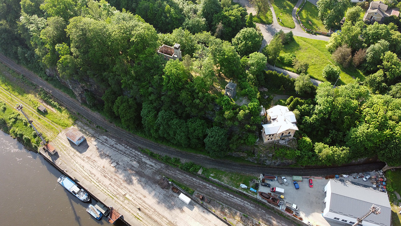 Z dronu je hezky vidět nahoře starokatolický kostel bez střechy, vpravo od něj vyhlídka Bohemia a ještě dál vpravo dole severní portál <a href="/Tema/Loubský tunel">Loubského tunelu</a>.