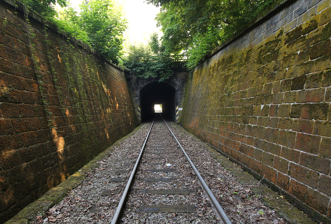 Sem už se mnou Honza nešel a před vlhkými dírami dal přednost nedělní snídani v kavárně na náměstí. Ve stísněném zářezu jsem měl trošku strach - je sice neděle ale co, kdyby jel do přístavu zrovna nákladní vlak?