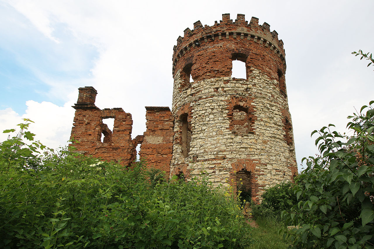 Působivá stavba ze smíšeného zdiva chátrá nad dálnicí v území nikoho.