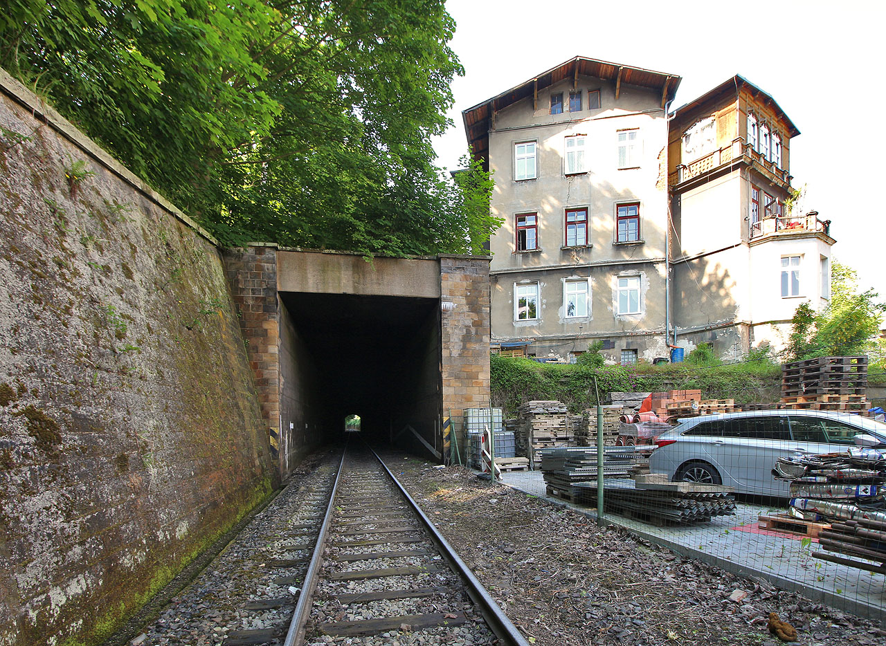 Nakonec jsem prošel tunelem živ a zdráv a dostal se tak do oploceného a romanticky tajemného areálu nejníže položeného českého přístavu vůbec.