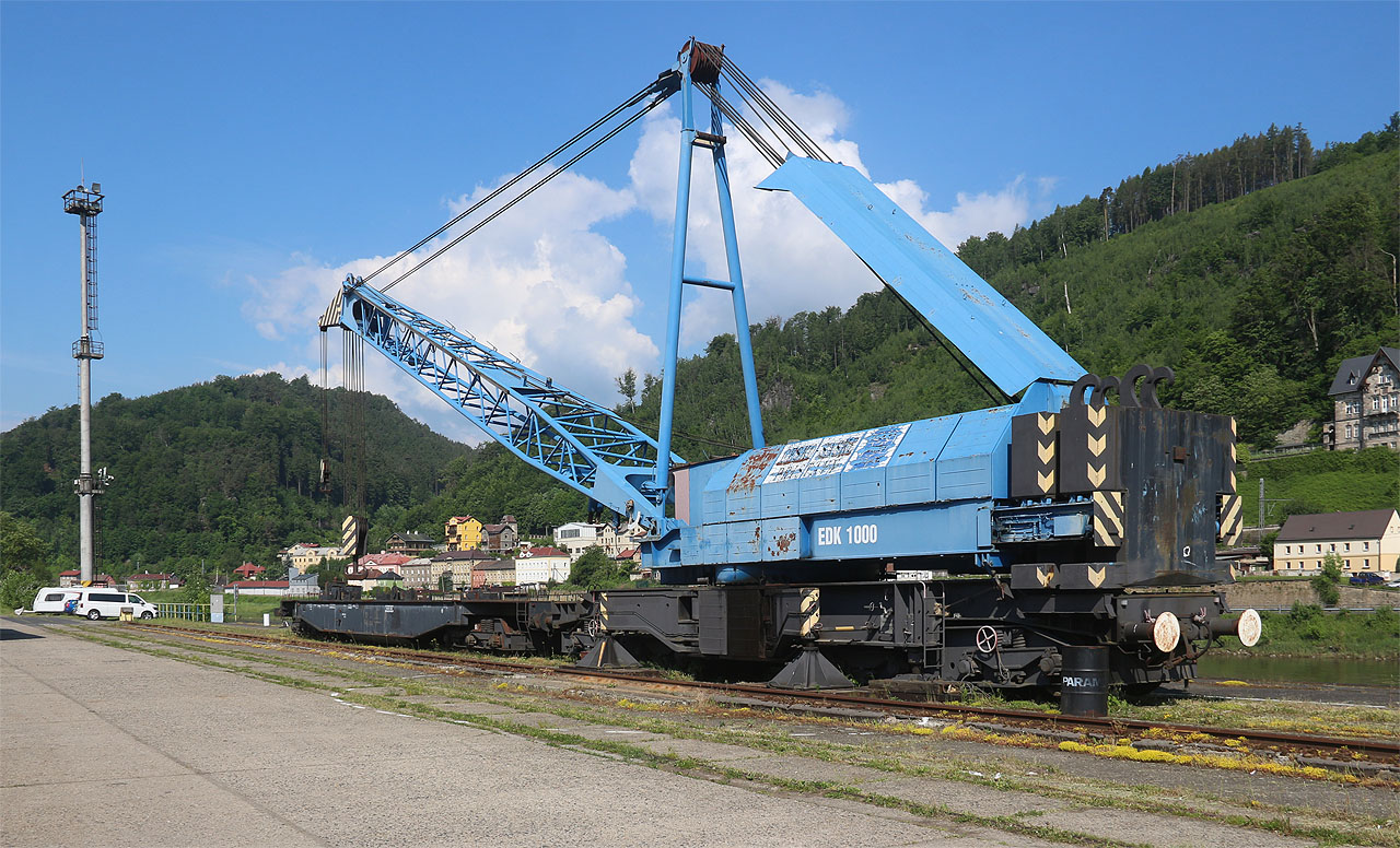 Jeřáb EDK 1000 si pamatuji z dětství, kdy u nás v Adamově demontoval starou nýtovanou lávku přes železniční stanici.