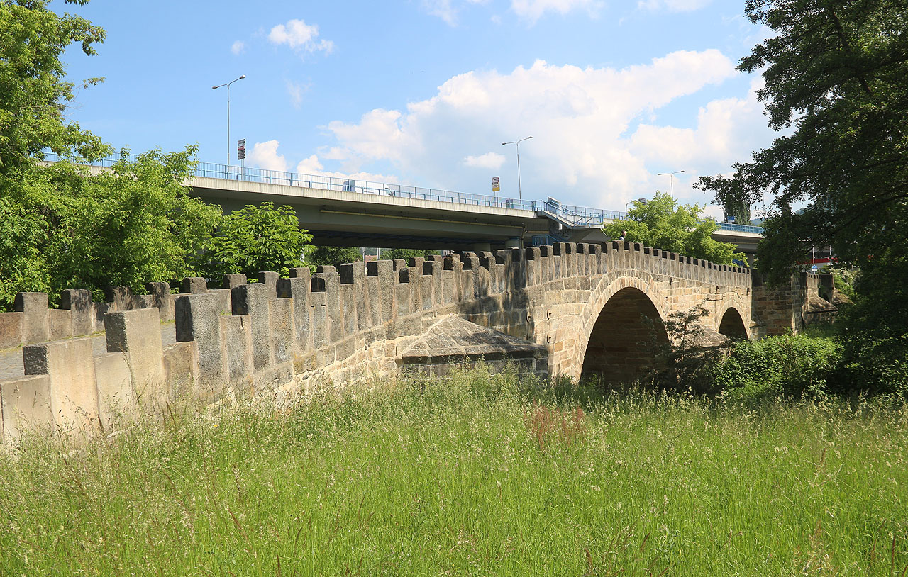 Na Staroměstském mostě přes Ploučnici, který tu stojí už skoro 500 let, lze najít i další hrůzné výjevy z dějin křesťanů, vytesané do kamene.