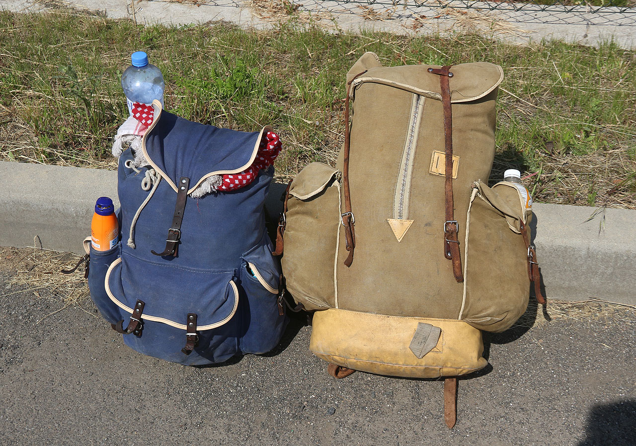 Sbalili jsme se stylově, do batohů starších než my sami.