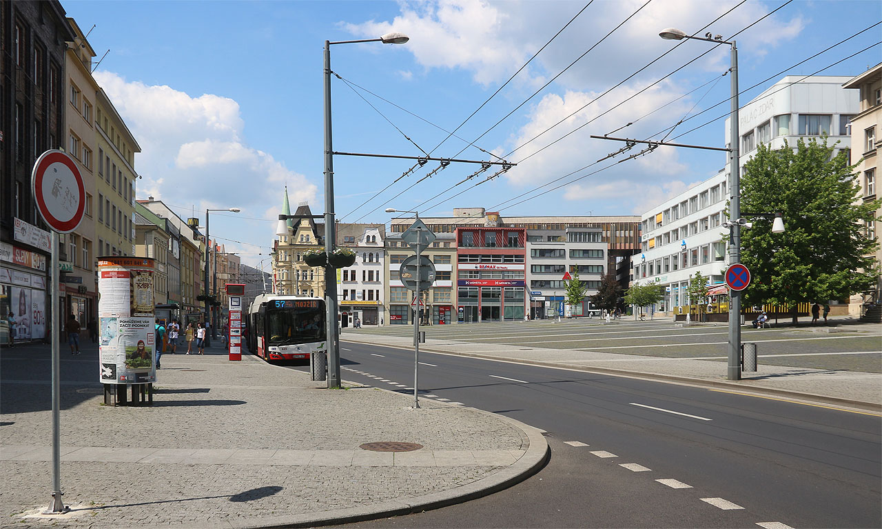 Prvním stopem jsme se svezli do Ústí nad Labem, kde jsme zašli na oběd. Na Mojžíř tehdy ještě jezdily trolejbusy…