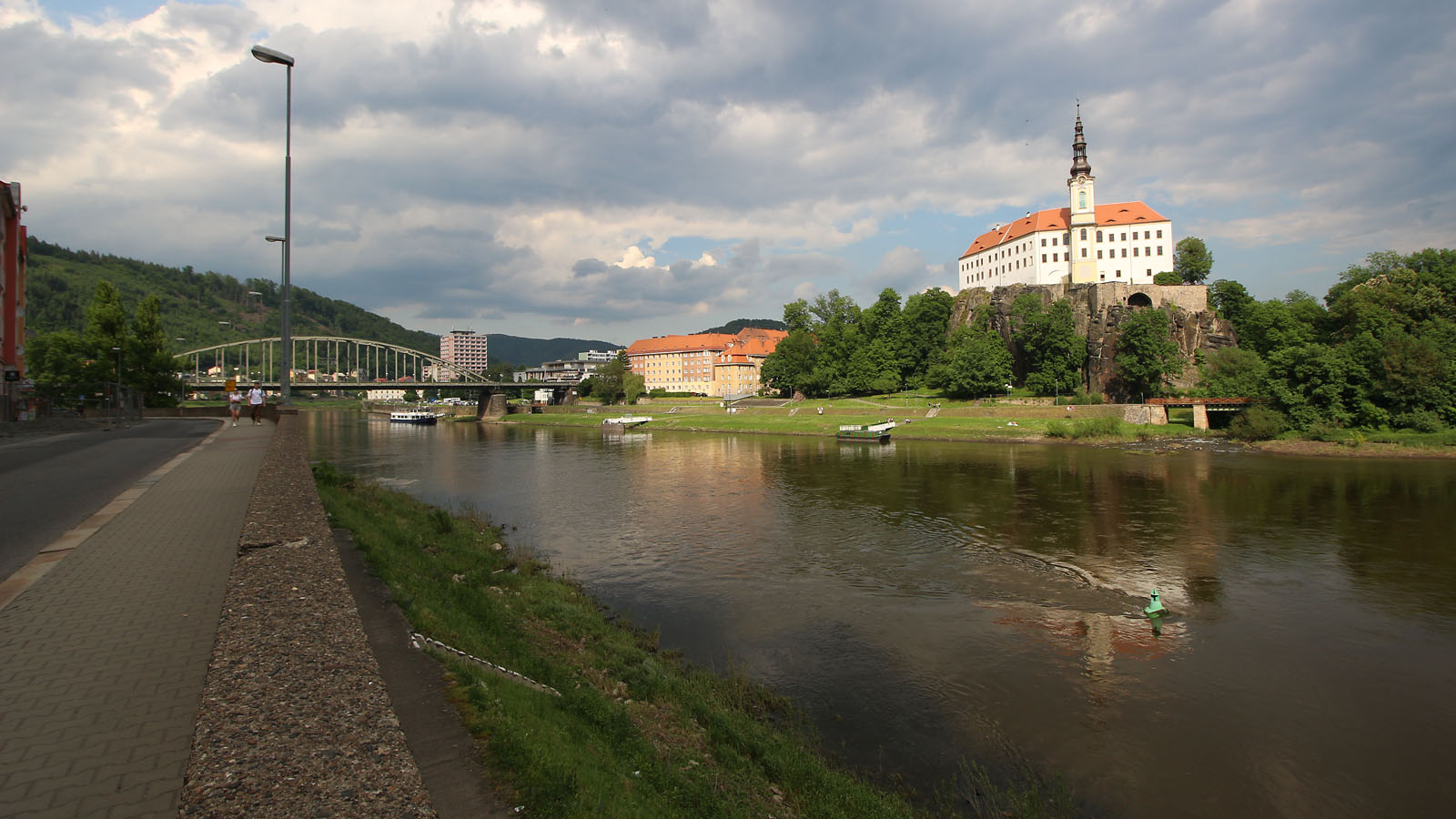 O půl čtvrté jsme byli v Děčíně a naproti zámku jsme objevili skvělou příležitost!