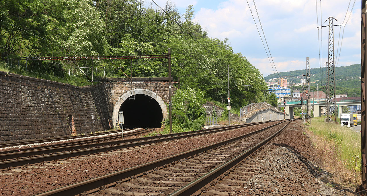 Pro vytrávení jsme se pak prošli k <a href="/Tema/Tunel Pod Větruší">tunelu Pod Větruší</a>, kde jsme chytili další dva stopy, postupně až do Prahy. Do Brna jsem pak pokračoval sám a vlakem…