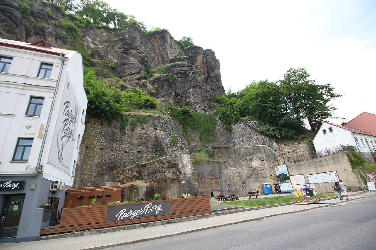 Ferratou nazvanou Pastýřská stěna se tu, na místě bývalého výtahu, dá vystoupat až nad tunel, nazvaný pro změnu <a href="/Tema/Tunel Ovčí stěna">Ovčí stěna</a>.