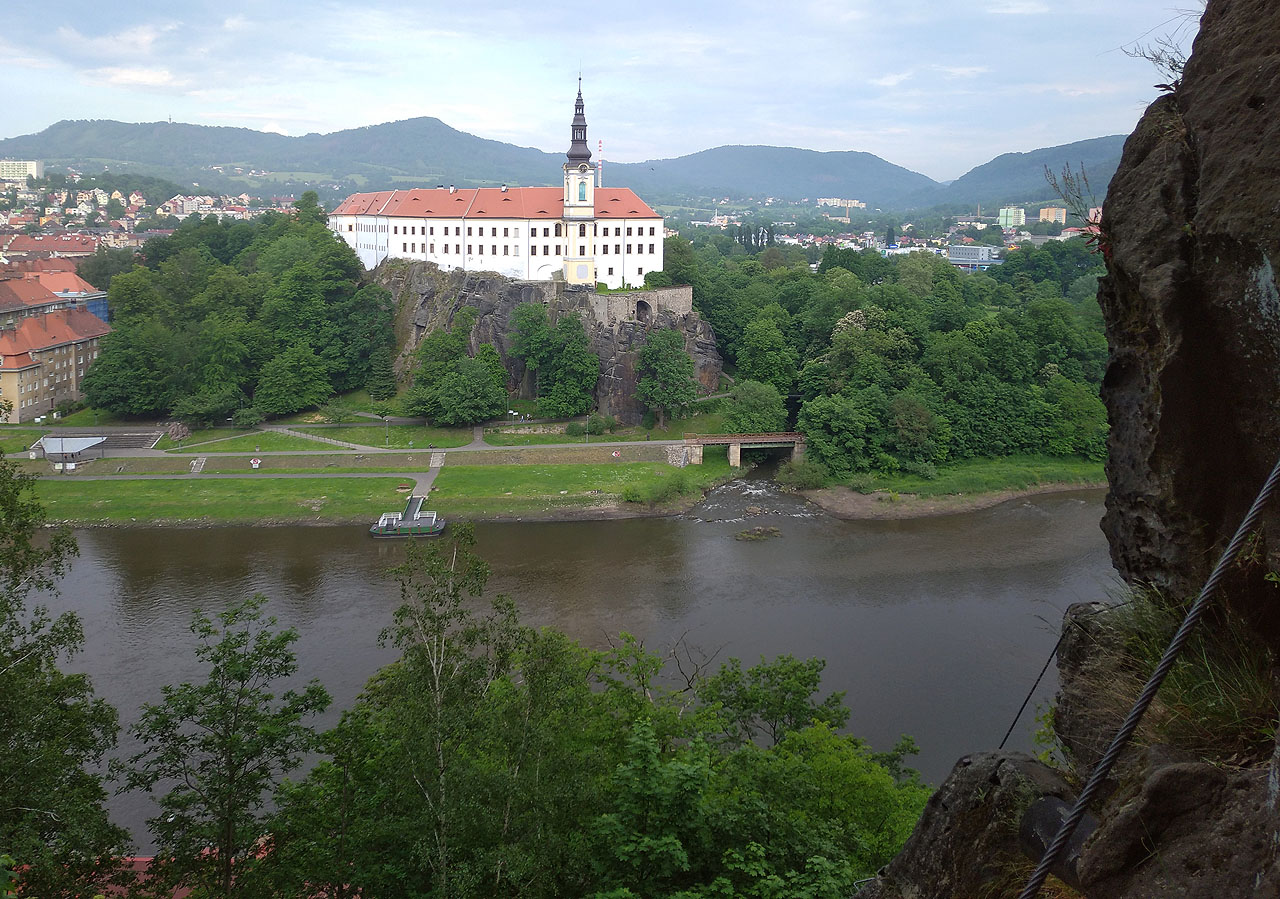 To jsme si nechtěli nechat ujít. A tak, vybaveni sedákem z místzní půjčovny, jsme se vydali téměř kolmo vzhůru. Za zámku na nás měli excelentní výhled a my na ně jakbysmet (včetně bývalého železničního mostu pod ním).
