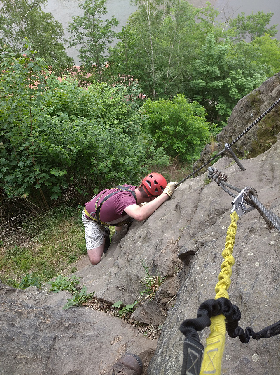 Honzovi nedělaly ferratoidní výstupy větší potíže. Což však nemůžu říct o sobě. Ale aspoň jsem nedopadl jako jedna ze slečen před námi, která se ve stěně zasekla a museli pro ni přijet hasiči.