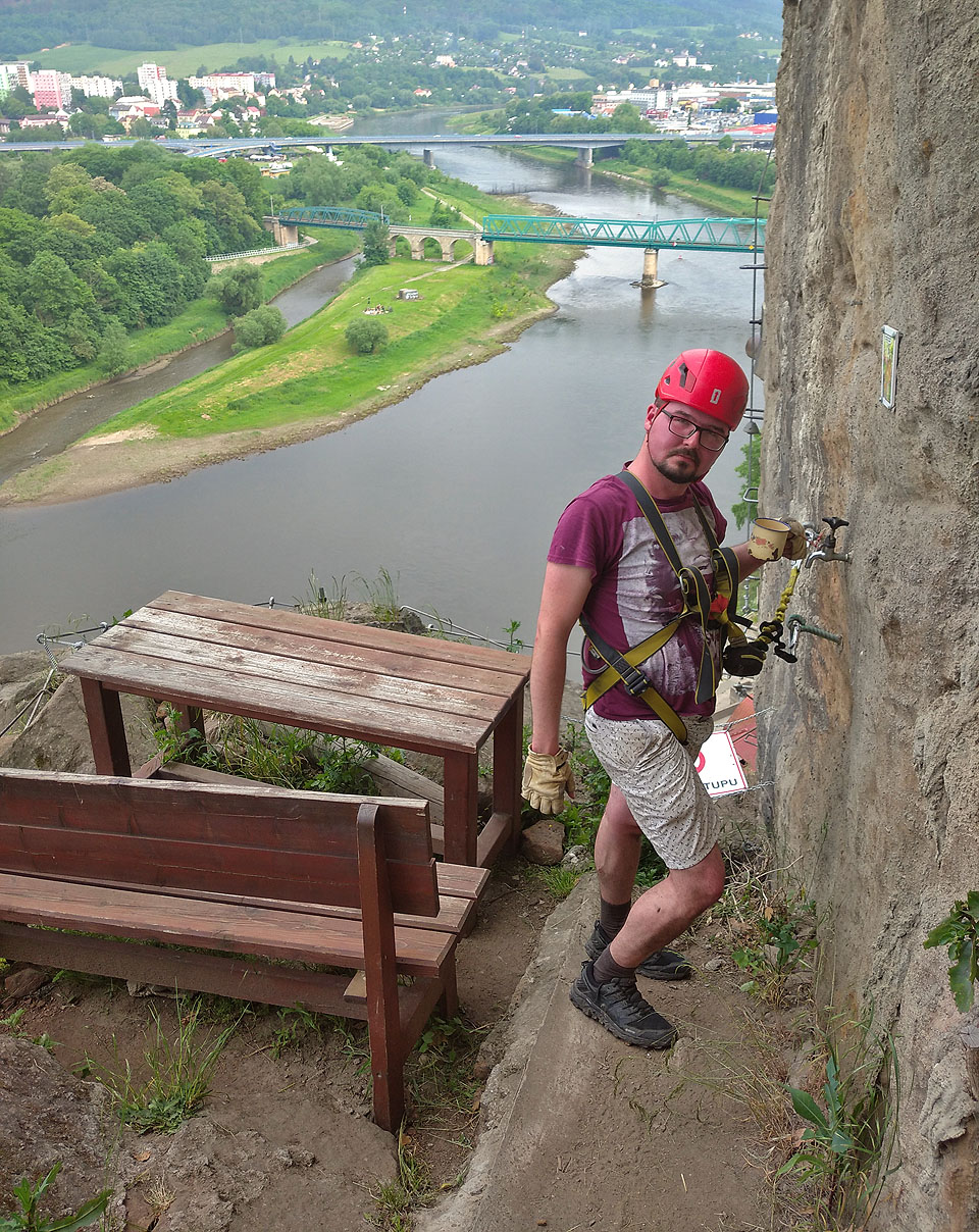 Vyhlídka na železniční most se stolečkem, lavičkou, kohoutkem a hrnečkem, do kterého ovšem vodu nabrat nelze.